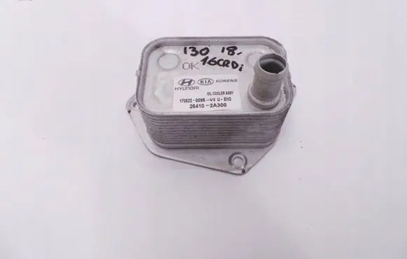 Hyundai i30 Engine oil radiator 264102A3001