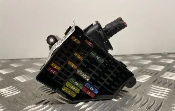 Volkswagen PASSAT B6 Fuse module 3C0880204E