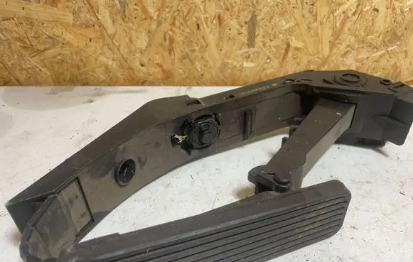 Mercedes-Benz E W211 Accelerator throttle pedal A2113000400