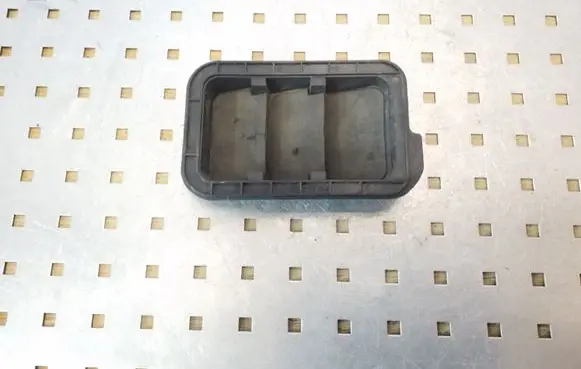 Quarter panel pressure vent