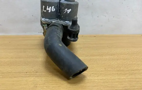 Mercedes-Benz E W210 Coolant heater control valve 0235451628 C4610