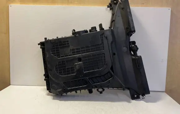 Audi Q7 4M Air filter box 4M0133837A