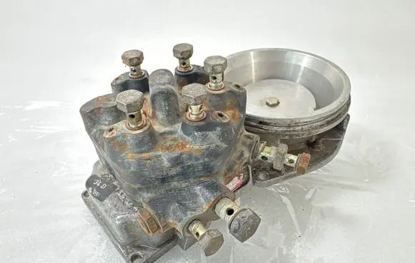 Audi 100 200 5000 C3 Fuel distributor 0438100125 0438120185 035133353AB