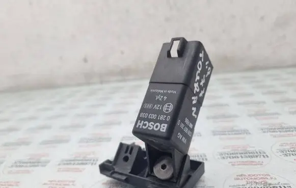 Volkswagen Touran I Glow plug pre-heat relay 038907281D 0281003038