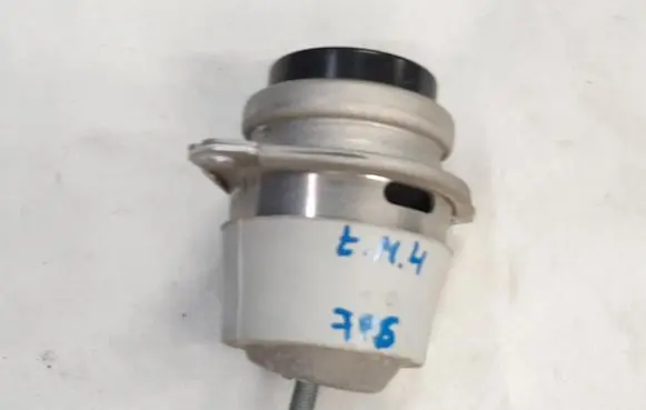 Engine mount vacuum valve