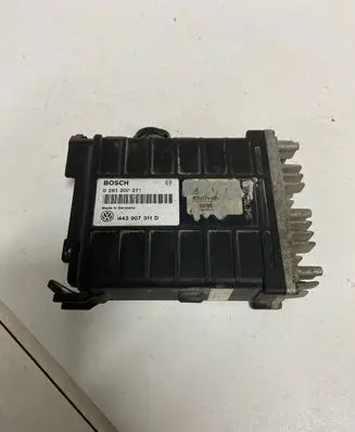 Volkswagen PASSAT B3 Engine control unit/module 443907311D 0261200271