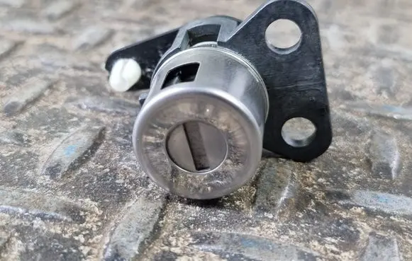 Dodge Durango III Front door lock (next to the handle) 