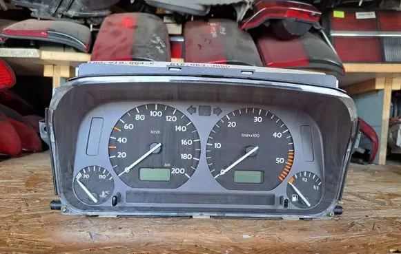 Volkswagen Golf III Speedometer (instrument cluster) 1H0919864K 6160633050