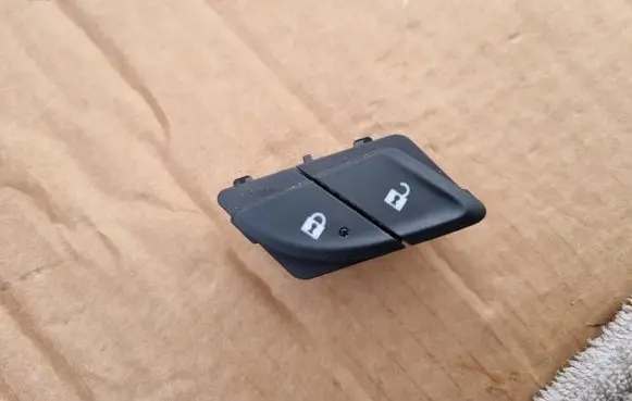 Opel Insignia B Central locking switch button 26200592