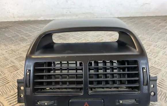Suzuki Grand Vitara II Dash center air vent grill 7382165J0
