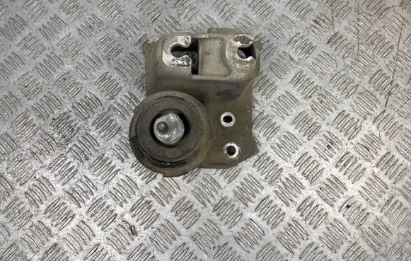 Subaru Outback Engine mounting bracket