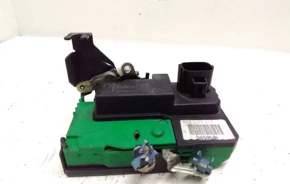 Volvo XC70 Front door lock 8650548