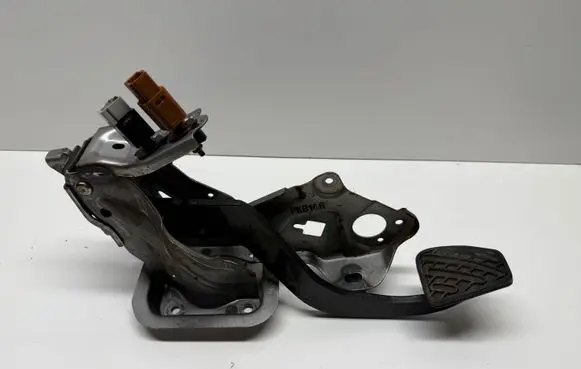 Nissan Juke I F15 Brake pedal