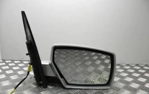 Nissan Quest Front door electric wing mirror P1028