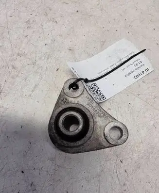 Volvo V70 Engine mount bracket 8666205