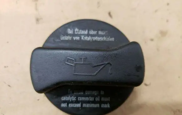 Volkswagen Golf III Oil filler cap 026103485