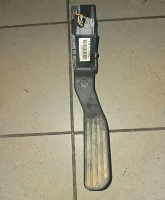 Accelerator throttle pedal