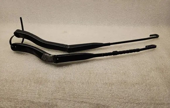 Front wiper blade arm