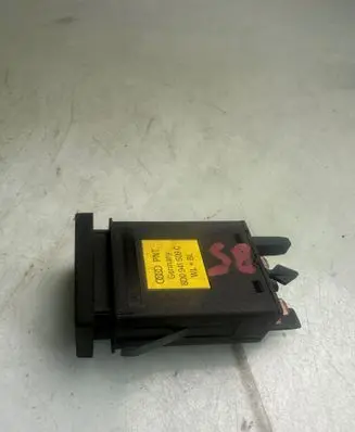 Volkswagen PASSAT B5 Hazard light switch 8D0941509C