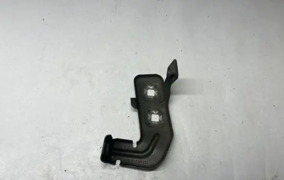 BMW 4 F32 F33 Fender mounting bracket 7255822 725582204