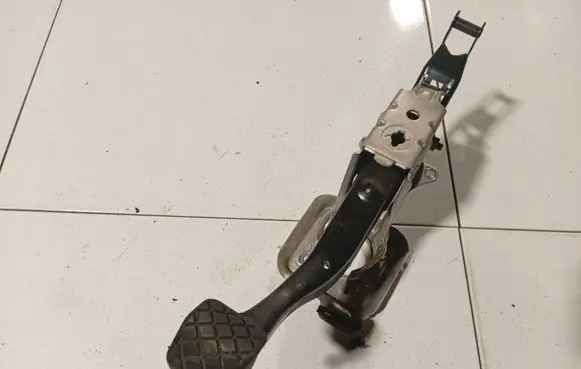 Volkswagen PASSAT B6 Brake pedal 1K1721057AD