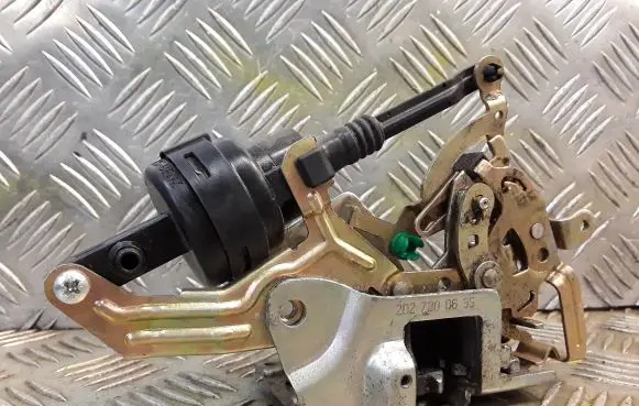 Mercedes-Benz C W202 Rear door lock 2027300635