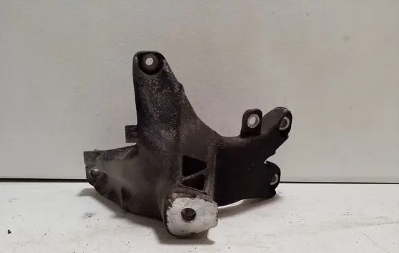 Engine mounting bracket