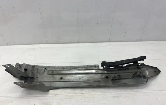 Audi Q7 4L Fender mounting bracket 4L0805158A