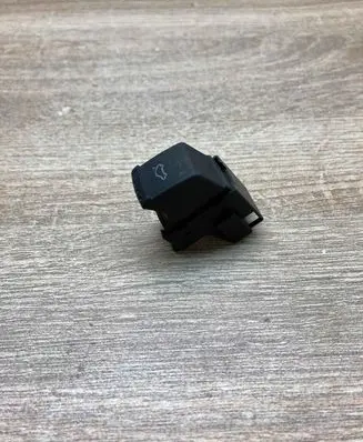 Volkswagen PASSAT B5.5 Tailgate opening switch 1J0959831A
