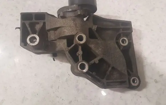 Opel Insignia A A/C compressor mount bracket 55562863 532274354