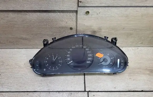 Speedometer (instrument cluster)