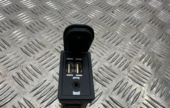 Lexus CT 200H USB socket connector 8619076040