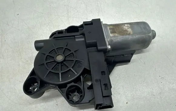 Volvo XC70 Front door window regulator motor 970713101