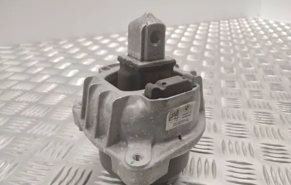 BMW 6 F12 F13 Engine mount bracket 6777371