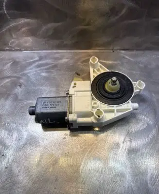 Mercedes-Benz ML W164 Front door window regulator motor a2518200742