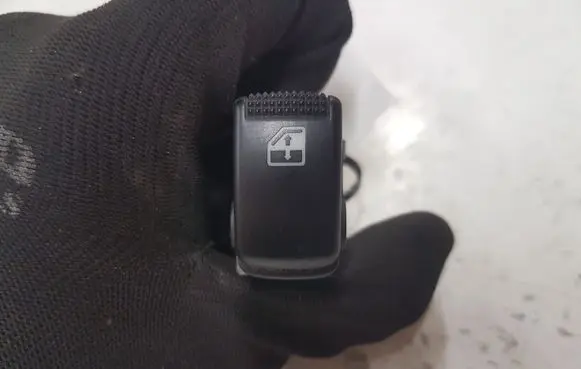 KIA Carens I Electric window control switch A02