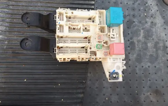 Toyota Avensis T270 Fuse module 8273005160B 8273005160