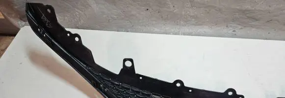 Chrysler Pacifica Front bumper upper radiator grill 68228996AC