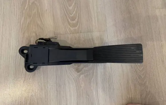 Mercedes-Benz ML W164 Accelerator throttle pedal A1643000104 190307 ZGS006
