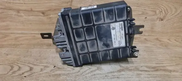 Volkswagen PASSAT B4 Engine control unit/module 037906025K