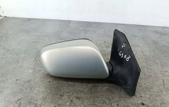 Toyota Avensis T250 Front door electric wing mirror 