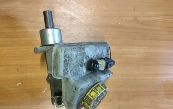 Volkswagen Transporter - Caravelle T4 Master brake cylinder 03350882892