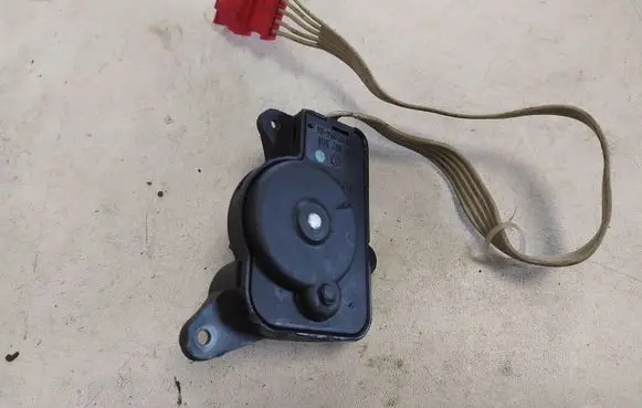 Volkswagen PASSAT B4 Air flap motor/actuator 357907511B