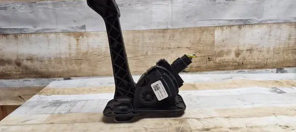 Accelerator throttle pedal