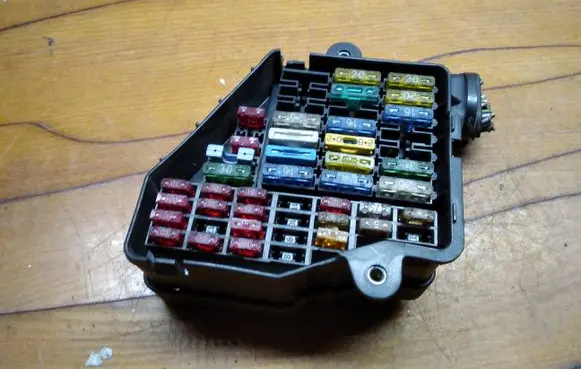 Audi A4 S4 B6 8E 8H Fuse module