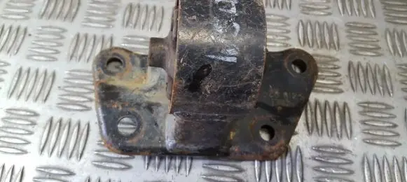 Mitsubishi Carisma Engine mount bracket 3318029
