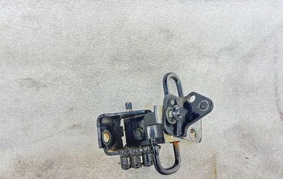 Audi A3 S3 8P Front door lower hinge 8E0831411
