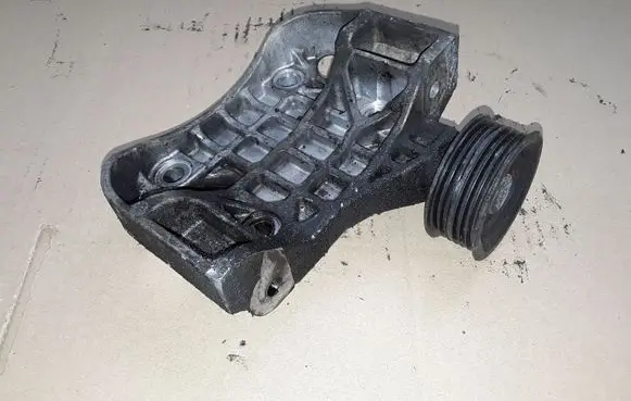 Volkswagen Touareg I Generator/alternator bracket 059903143P