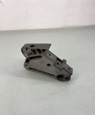 Volkswagen PASSAT B8 Engine mounting bracket 04L199207