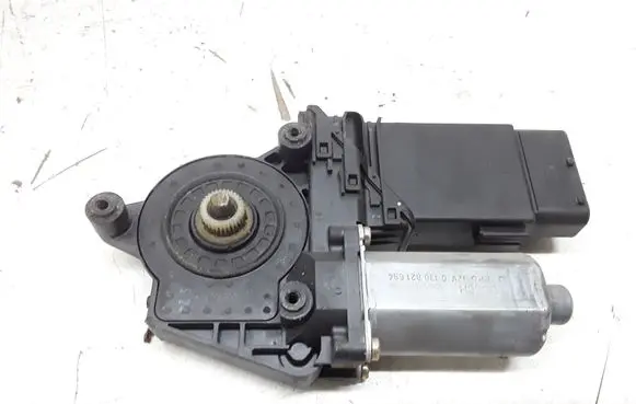 Volkswagen PASSAT B5.5 Front door window regulator motor 3B4837752LB